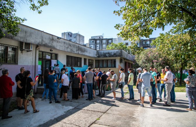 Redovi ispred biračkih mjesta u Podgorici, mjere NKT- se uglavnom ne poštuju