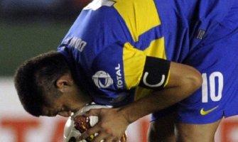 Argentinski fudbaler kažnjen sa 1.200 dolara jer je poljubio loptu
