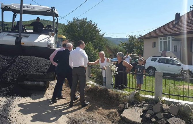 Opština Berane završila asfaltiranje puta u Zagorju, radove obišao Šćekić