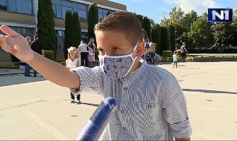 Đak prvak iz Sarajeva održao lekciju reporterki: Stavi masku na nos i odmakni se(VIDEO)