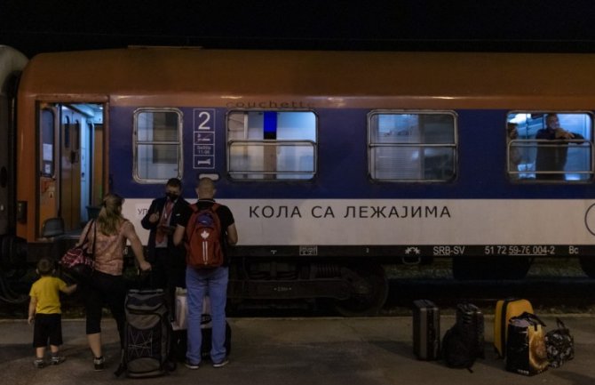 Prvi putnici vozom krenuli iz Beograda u svoje kuće na moru