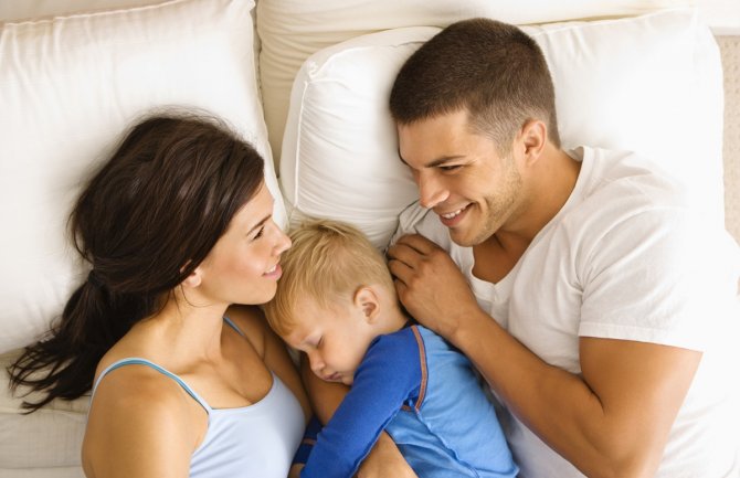 Evo zbog čega nije dobro da beba spava sa roditeljima u krevetu
