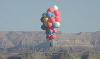 Na balonima punjenim helijumom odletio na 7.600 metara visine(VIDEO)