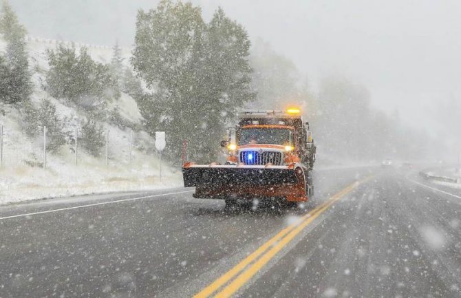 SAD:  Temperatura sa 32 stepena pala na -1 za manje od 24h, napadalo  15cm snijega, oluja s puteva oduvala nekoliko kamiona