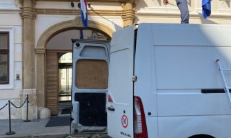 Neobičan protest ispred Vlade Hrvatske: Ulaz zgrade zatrpan lubenicama