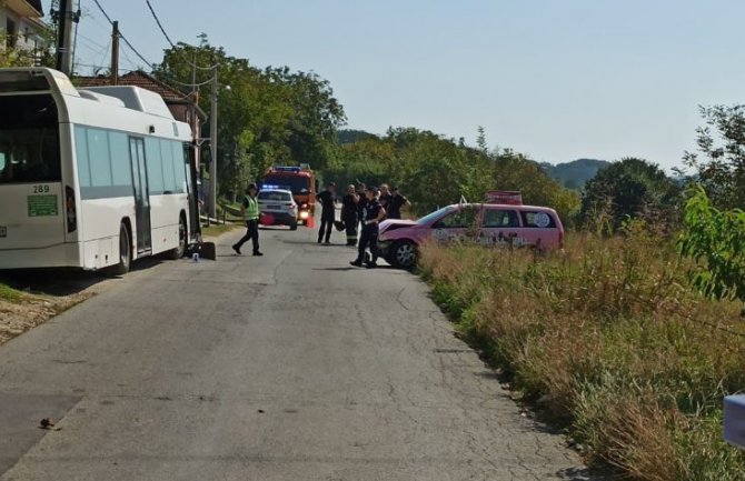 Srbija: Autobus prignječio taksistu