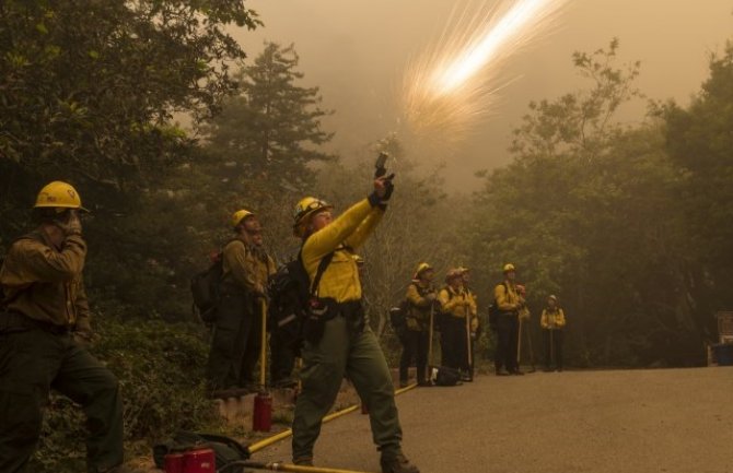 Oregon, SAD: 500 vatrogasaca se bori uz pomoć helikoptera protiv spajanja dva velika požara, najmanje 25 osoba stradalo