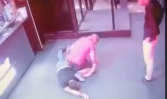 Novi Sad: Crnogorac brutalno pretukao i polomio ruke momku bez svijesti?(VIDEO)