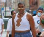 Nasljednik Medžik Džonsona u mini suknji šeta ulicama Njujorka