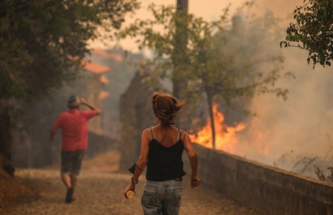 Portugal: Helikopteri i skoro hiljadu vatrogasaca u borbi protiv velikih požara