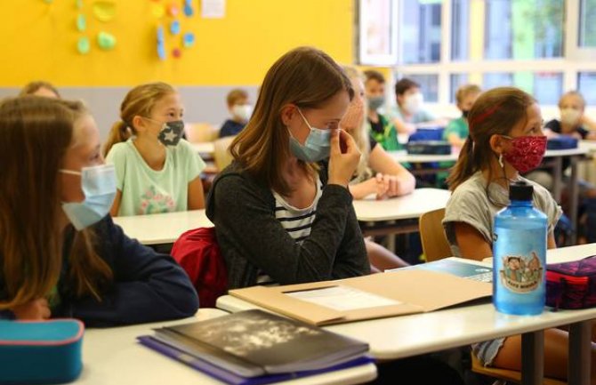 Više od 1.000 roditelja peticijom tražilo da djeca ne nose maske u učionicama