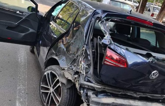 Uhapšen vozač zbog vožnje pod dejstvom alhokola i kokaina, oštetio pet automobila