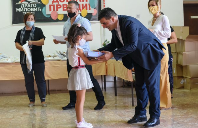 Opština Tivat: Prvacima svečano uručene knjige i poklon paketići