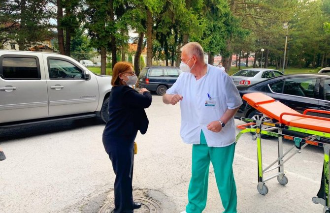 Ambasadorka SAD-a posjetila bolnicu u Beranama i donirala vrijednu opremu