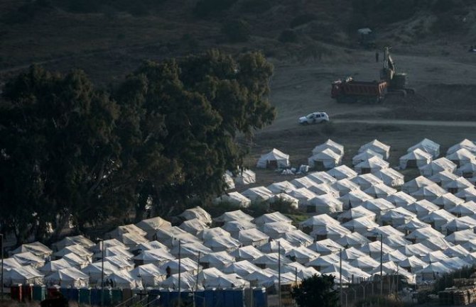 Migranti premješteni u privremeni šatorski kamp, 77 njih kovid pozitivno