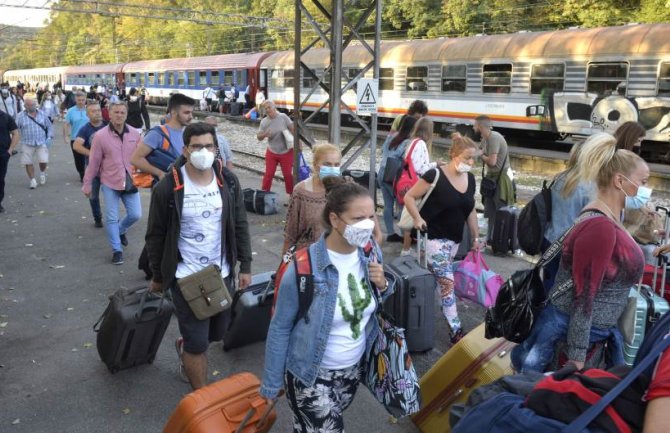 Veliki broj građana Srbije zbog novih mjera napustio Crnu Goru 