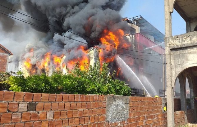 Oko 50 vatrogasaca gasi požar na Karabuškom polju, angažovani avioni, ima povrijeđenih