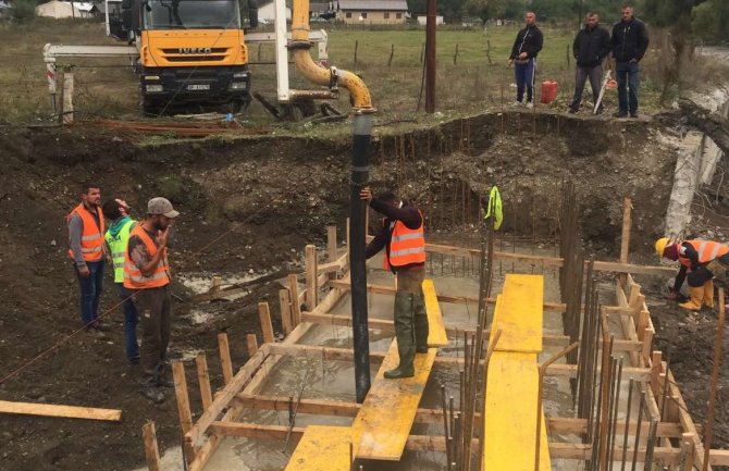 Izgradnja mosta na rijeci Vruji u Gusinju: Betonirane stope noseće konstrukcije, završetak do kraja godine ako uslovi dozvole