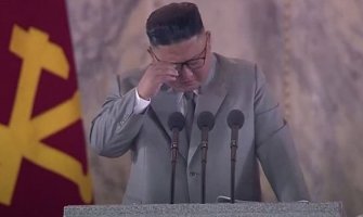 Kim Džong Un plakao dok je držao govor na vojnoj paradi (VIDEO)