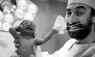 Najpopularnija fotografija na internetu: Novorođena beba pokušava da skine masku sa lica doktora