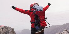 Podvig za poštovanje: Nepokretnu drugaricu nosio na leđima do vrha Olimpa(FOTO)