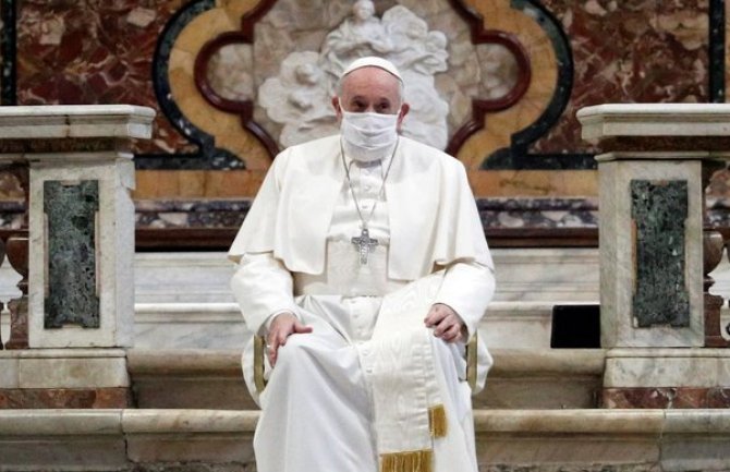 Papa Franjo prvi put nosio masku u javnosti