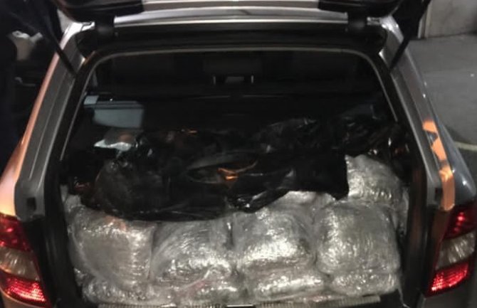 Presječena krijumčarska ruta: U vozilu Ulcinjanina pronađeno 107 kg marihuane(FOTO)