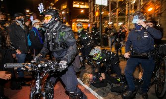 Demonstracije u Njujorku: Dan nakon izbora sukob policije i pristalica Bajdena, saobraćaj blokiran