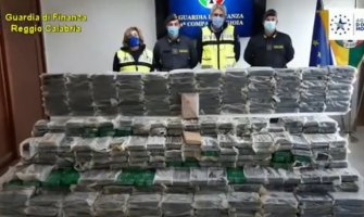 Italija: Policija otkrila tonu čistog kokaina u kontejneru sa pistaćima(VIDEO)