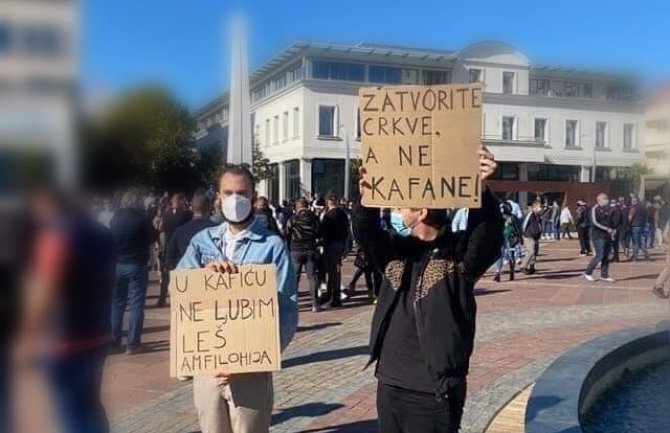 Incident na protestu ugostitelja u Podgorici, napadnuti muškarci koji su nosili transparente o Mitropolitu Amfilohiju