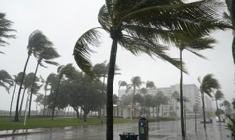 Tropska oluja Eta stigla na Floridu, poplavila domove i ulice