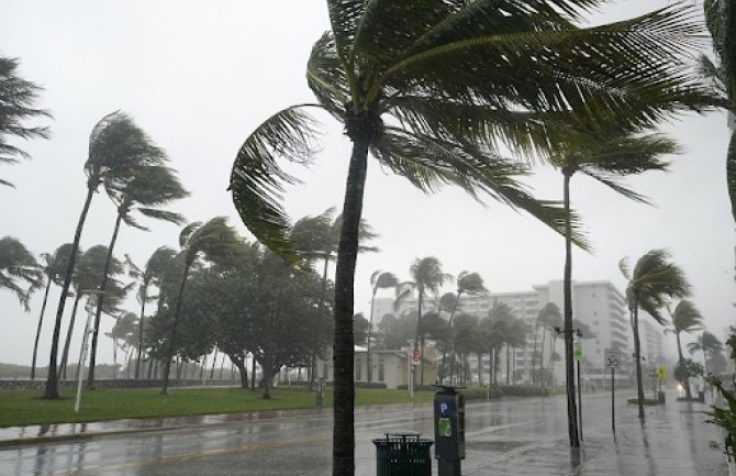 Tropska oluja Eta stigla na Floridu, poplavila domove i ulice