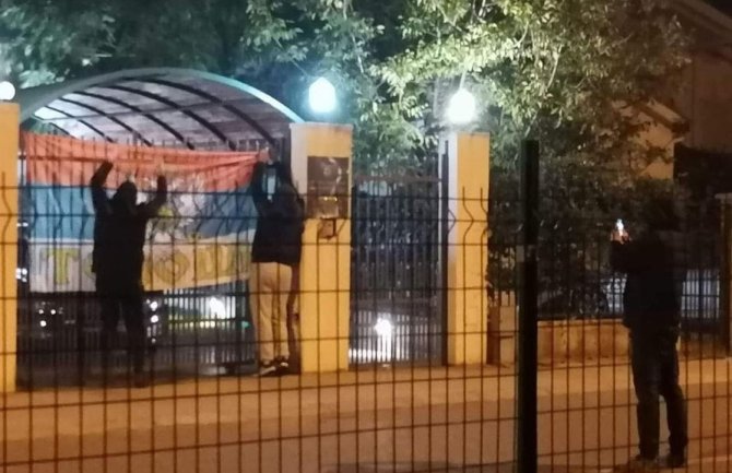 Podgorica: Saslušani mladići zbog razvijanja trobojke ispred ambasade Hrvatske