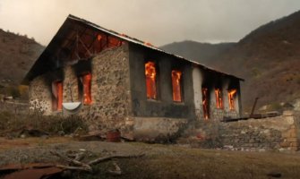 Jermeni pale svoje kuće u Nagorno-Karabahu prije predaje teritorije Azerbejadžanu