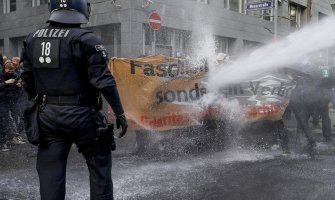 Haos u Frankfurtu: Policija upotrijebila vodeni top kako bi rastjerala demonstrante (VIDEO)