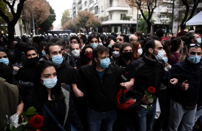Grčka: Policija suzavcem rasturila zabranjeno okupljanje