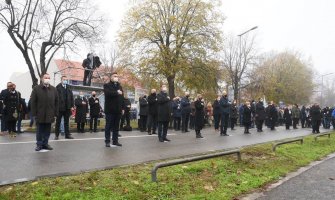 U Vukovaru Kolona sjećanja, okupljeni ne poštuju epidemiološke mjere 