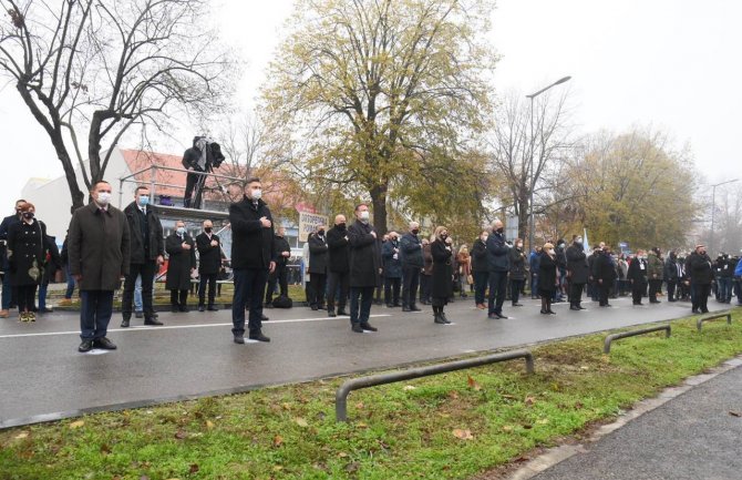 U Vukovaru Kolona sjećanja, okupljeni ne poštuju epidemiološke mjere 
