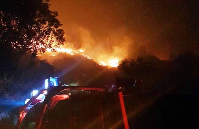 Sutomore: Veliki požar iznad Korala, 25 vatrogasaca bilo na terenu