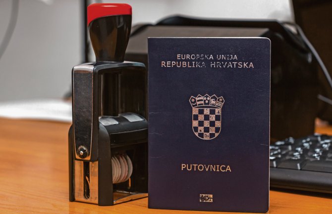 Zagreb: Uhapšena kriminalna grupa, pasoše škaljarskom i kavačkom klanu prodavali za 23.000 eura