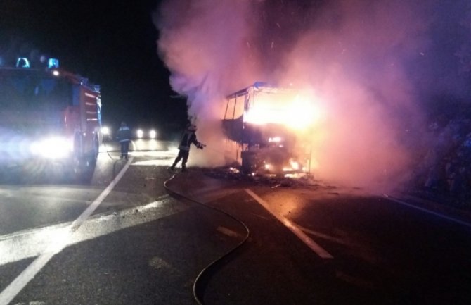 Izgorio autobus na putu Cetinje - Podgorica