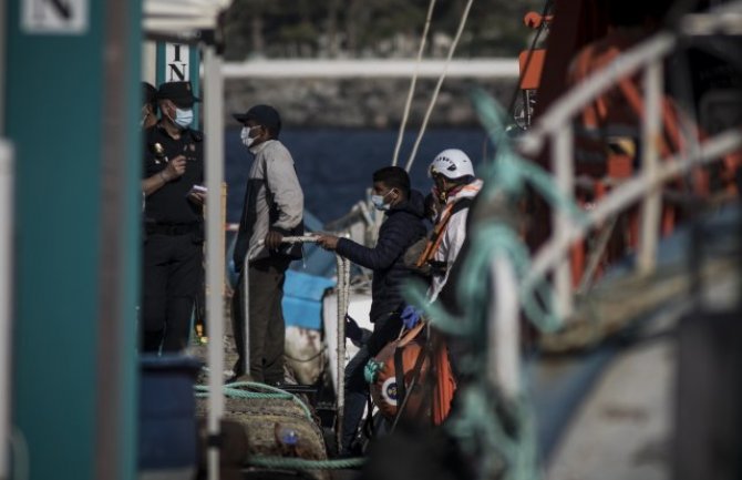 Brod sa migrantima udario u stijene blizu Kanarskih ostrva, preminulo osam putnika