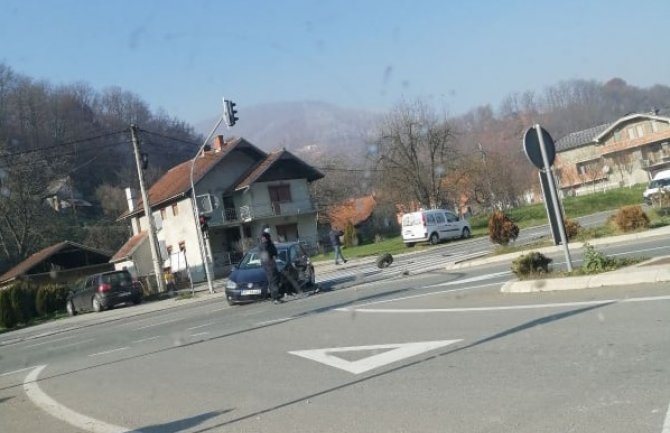 Bijelo Polje: Sudar dva automobila,  sa jednog otpao točak od jačine udara