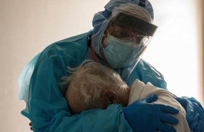 Dirljiva scena koja je obišla svijet: Ljekar zagrlio uplakanog kovid pacijenta 