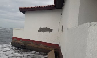 Ugrožena Ulcinjska rivijera: Talasi ruše bungalove, objektima najbližim moru prijeti urušavanje