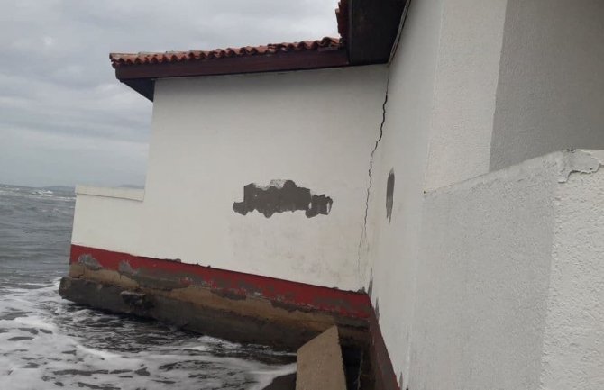 Ugrožena Ulcinjska rivijera: Talasi ruše bungalove, objektima najbližim moru prijeti urušavanje
