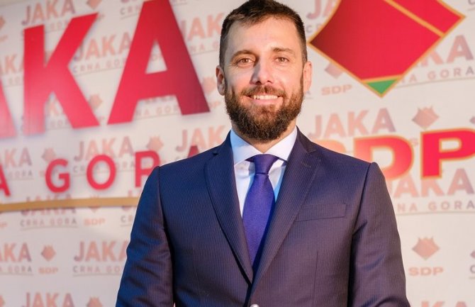 Zeković: Bečić da spriječi ruganje Vlade Skupštini