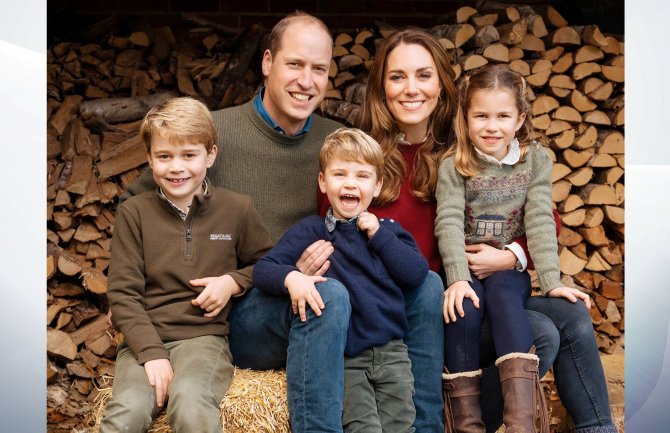 Božićna fotografija porodice princa Vilijama u drugačijem izdanju: Pozirali ispred drva za zimu