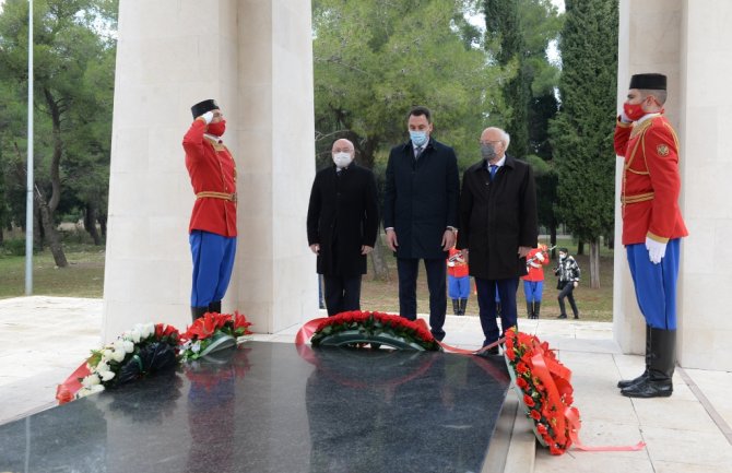 Delegacija Glavnog grada položila vijence na Spomenik partizanu-borcu i Josipu Brozu Titu