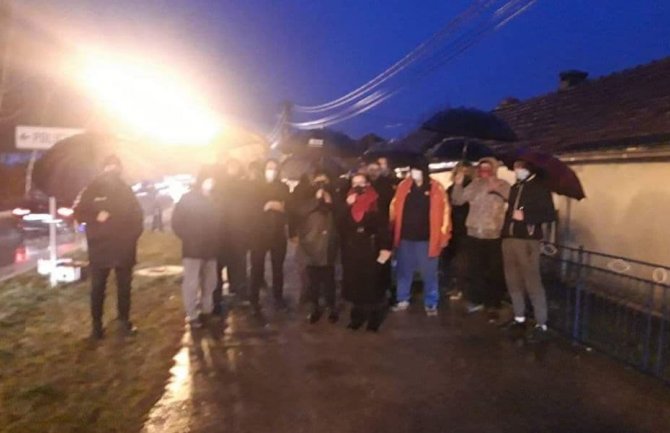 Protest u Nikšiću zbog privođenja sugrađana koji su bili na protestu ispred Skupštine
